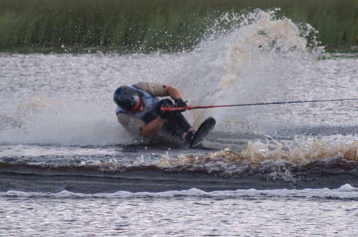 Andreas Svensson sv�ngde djupt i slalom och tog hem segern.