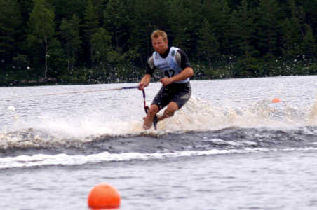 Jonas p�v�g in mot v�gen.