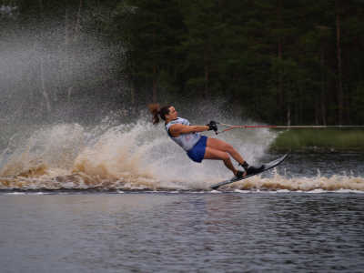 Anna flyger l�tt runt bojarna i utslaget.