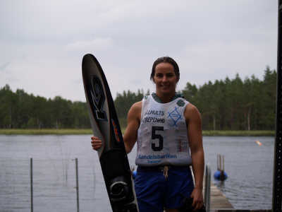 Anna leder efter utslaget.