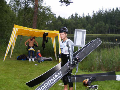 Andre Malmros med stora skidor.